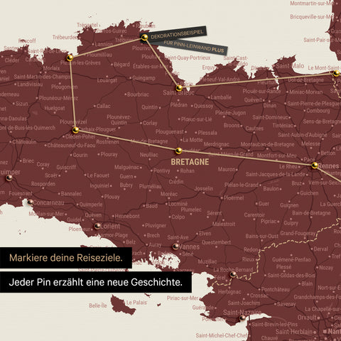 Moderne Frankreich Landkarte in der Farbe Bordeaux Rot als Pinn-Leinwand zeigt einen Ausschnitt der Bretagne, in der bereits besuchte Reiseziele durch Pins markiert sind 