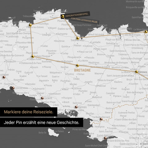Moderne Frankreich Landkarte in der Farbe Dunkelgrau als Pinn-Leinwand zeigt einen Ausschnitt der Bretagne, in der bereits besuchte Reiseziele durch Pins markiert sind 