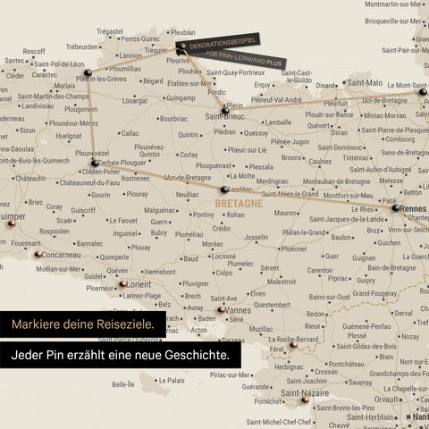 Moderne Frankreich Landkarte in der Farbe Gold als Pinn-Leinwand zeigt einen Ausschnitt der Bretagne, in der bereits besuchte Reiseziele durch Pins markiert sind 