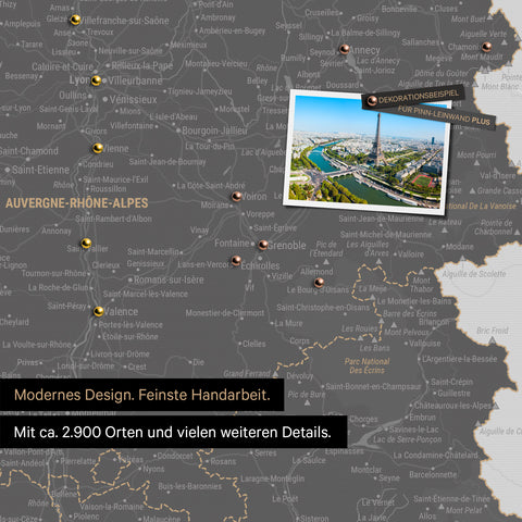 Frankreich Landkarte in Light Gray als Leinwand zum Pinnen zeigt einen Ausschnitt von Auvergne-Rhone-Alpen mit vielen Details wie Nationalparks, Flüssen und zahlreichen kleinen Orten und Städten, die teilweise mit Pins markiert sind