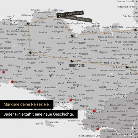 Moderne Frankreich Landkarte in der Farbe Multicolor Grau als Pinn-Leinwand zeigt einen Ausschnitt der Bretagne, in der bereits besuchte Reiseziele durch Pins markiert sind