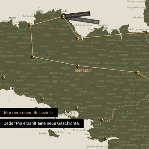 Moderne Frankreich Landkarte in der Farbe Grün als Pinn-Leinwand zeigt einen Ausschnitt der Bretagne, in der bereits besuchte Reiseziele durch Pins markiert sind 