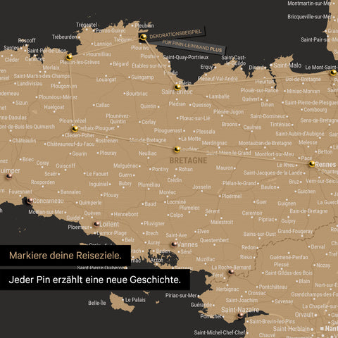 Moderne Frankreich Landkarte in der Farbe Sonar Black als Pinn-Leinwand zeigt einen Ausschnitt der Bretagne, in der bereits besuchte Reiseziele durch Pins markiert sind 