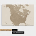 Neutrale und schlichte Ausführung einer Kanada & USA Karte als Pinn-Leinwand in Beige