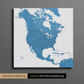 Neutrale und schlichte Ausführung einer Nordamerika Karte als Pinn-Leinwand in Blau
