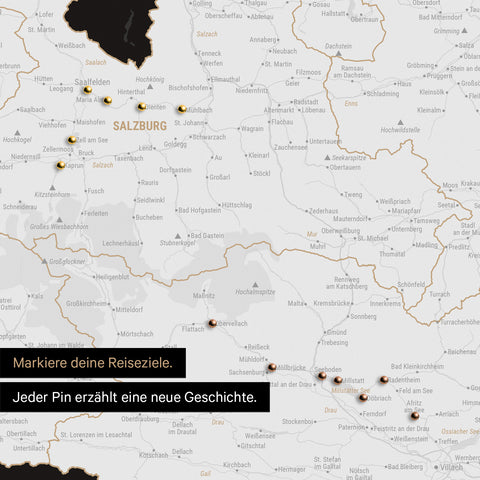 Detail einer Österreich-Karte als Pinn-Leinand in Schwarz-Weiß mit Pins im Salzburger Land und Kärnten