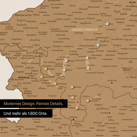 Magnet-Pins auf einer magnetischen Österreich-Karte markieren Reiseziele in Oberösterreich mit Magneten