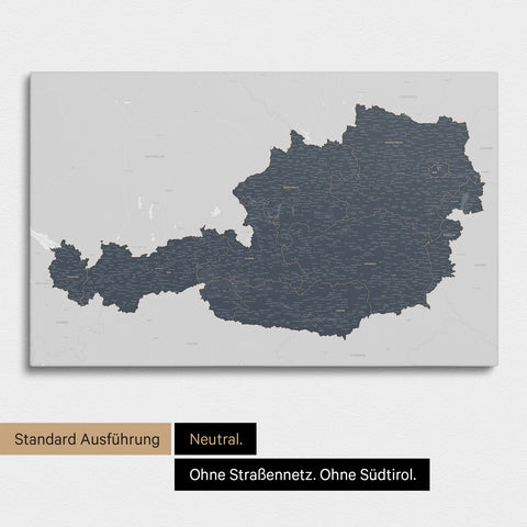 Neutrale und schlichte Standard-Ausführung einer Österreich-Karte als Pinn-Leinwand in Denim Blue mit oder ohne Straßennetz