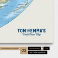 Personalisierung einer physischen Weltkarte in der Equal-Earth-Projektion Pinnwand mit einem Logo im Vintage-Look, bei dem die Namen und die Unterzeile „World Travel Map“ geändert werden kann