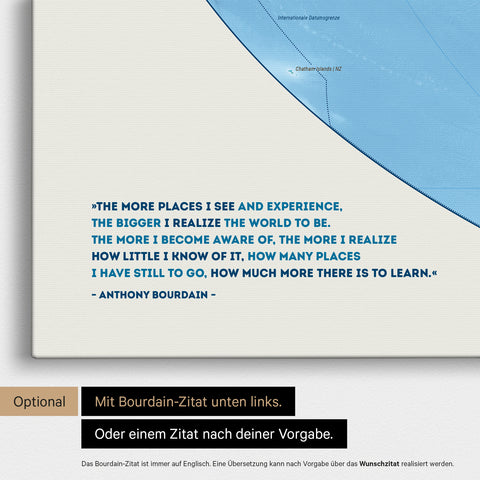 Physische Weltkarte mit Geländestruktur in der Equal-Earth-Projektion in Multicolor Terra mit eingedrucktem Zitat von Anthony Bourdain, das bei einer Personalisierung gegen ein beliebiges anderes Zitat ersetzt werden kann