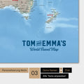 Physische Weltkarte in Farbe Multicolor Terra mit einem Vintage-Logo als moderne Personalisierung
