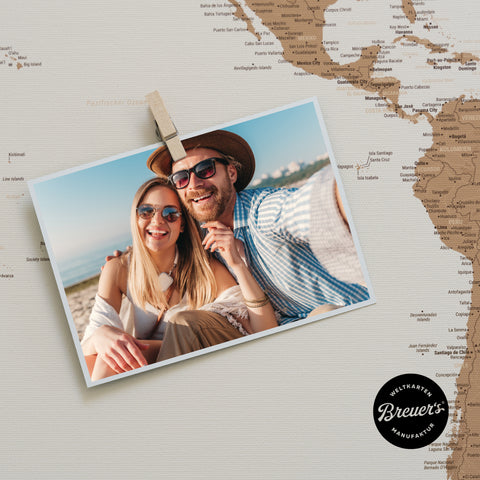 Foto von einem Travel Couple befestigt mit einer Wäscheklammer-Pins auf einer Weltkarte Leinwand Pinnwand