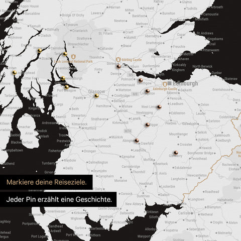 Detail einer England-Karte als Pinn-Leinand in Farbe Schwarz-Weiß mit Kartenausschnitt von Schottland