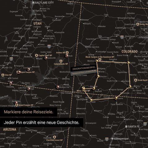 Detaillierte USA Amerika Karte als Pinn-Leinand in Weiß-Schwarz zeigt Pins ins Reisezielen in Utah und Colorado