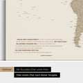 Personalisierbare Weltkarte mit Antarktis in Desert Sand (Beige) mit Zitat von Anthony Bourdain