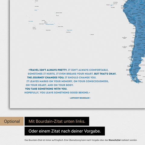 Weltkarte in Farbe Blau mit eingedrucktem Zitat von Anthony Bourdain, das bei einer Personalisierung gegen ein beliebiges anderes Zitat ersetzt werden kann