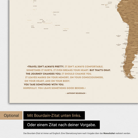 Weltkarte in Bronze mit eingedrucktem Zitat von Anthony Bourdain, das bei einer Personalisierung gegen ein beliebiges anderes Zitat ersetzt werden kann
