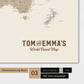 Weltkarte in Farbe Desert Sand mit einem Vintage-Logo als moderne Personalisierung