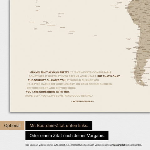 Weltkarte in Farbe Desert Sand mit eingedrucktem Zitat von Anthony Bourdain, das bei einer Personalisierung gegen ein beliebiges anderes Zitat ersetzt werden kann