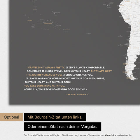 Weltkarte in Farbe Dunkelgrau mit eingedrucktem Zitat von Anthony Bourdain, das bei einer Personalisierung gegen ein beliebiges anderes Zitat ersetzt werden kann