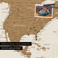 Weltkarte in der Equal-Earth-Projektion als Pinnwand in der Farbe  Bronze, auf der Reiseziele in den USA und Kanada mit Pins markiert sind