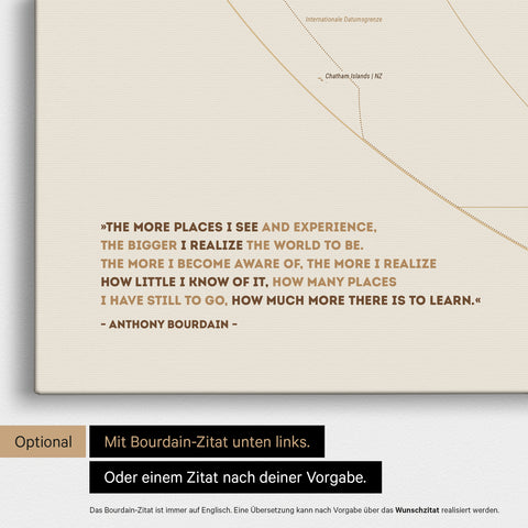 Weltkarte in der Equal-Earth-Projektion in Bronze mit eingedrucktem Zitat von Anthony Bourdain, das bei einer Personalisierung gegen ein beliebiges anderes Zitat ersetzt werden kann