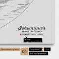 Leinwand einer Weltkarte in der Equal-Earth-Projektion in Coolgray mit Personalisierung als Logo mit Familiennamen und Legende