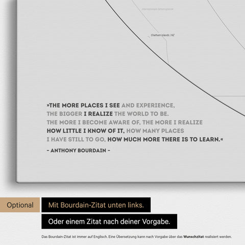 Weltkarte in der Equal-Earth-Projektion in Coolgray mit eingedrucktem Zitat von Anthony Bourdain, das bei einer Personalisierung gegen ein beliebiges anderes Zitat ersetzt werden kann