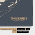 Personalisierung einer Weltkarte in der Equal-Earth-Projektion Pinnwand in Hale Navy mit einem Logo im Vintage-Look, bei dem die Namen und die Unterzeile „World Travel Map“ geändert werden kann