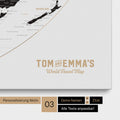 Personalisierung einer Weltkarte in der Equal-Earth-Projektion Pinnwand in Light Black (Schwarz-Weiss) mit einem Logo im Vintage-Look, bei dem die Namen und die Unterzeile „World Travel Map“ geändert werden kann