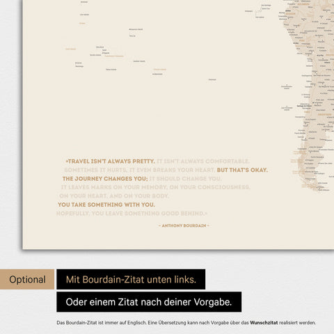 Weltkarte in Farbe Gold mit eingedrucktem Zitat von Anthony Bourdain, das bei einer Personalisierung gegen ein beliebiges anderes Zitat ersetzt werden kann