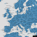 Ein detaillierter Ausschnitt einer Weltkarte-Pinnwand in der Farbe Blau zeigt einen Ausschnitt von Europa mit allen Ländern und Hauptstädten.