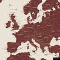 Ein detaillierter Ausschnitt einer Weltkarte-Pinnwand in der Farbe Bordeaux Rot zeigt einen Ausschnitt von Europa mit allen Ländern und Hauptstädten.