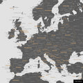 Ein detaillierter Ausschnitt einer Weltkarte-Pinnwand in der Farbe Light Gray zeigt einen Ausschnitt von Europa mit allen Ländern und Hauptstädten.
