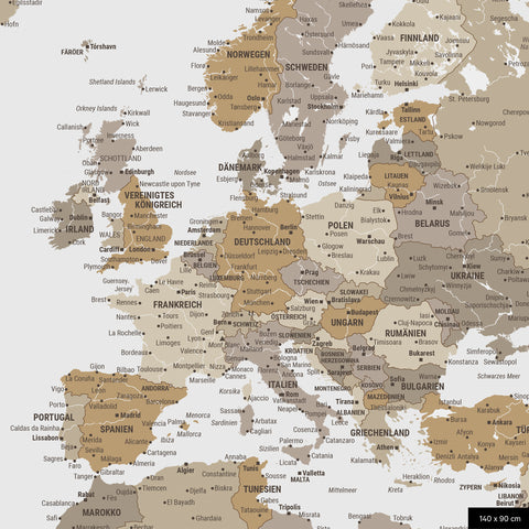 Ein detaillierter Ausschnitt einer Weltkarte-Pinnwand in der Farbe Multicolor Beige zeigt einen Ausschnitt von Europa mit allen Ländern und Hauptstädten.