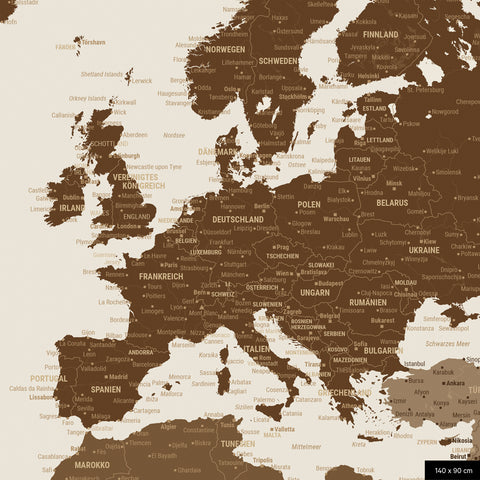 Ein detaillierter Ausschnitt einer Weltkarte-Pinnwand in der Farbe Multicolor Braun zeigt einen Ausschnitt von Europa mit allen Ländern und Hauptstädten.