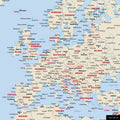 Ein detaillierter Ausschnitt einer klassischen Weltkarte-Pinnwand zeigt einen Ausschnitt von Europa mit allen Ländern und Hauptstädten.