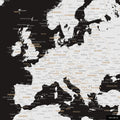Ein detaillierter Ausschnitt einer Weltkarte-Pinnwand in Schwarz Weiss zeigt einen Ausschnitt von Europa mit allen Ländern und Hauptstädten.