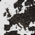 Ein detaillierter Ausschnitt einer Weltkarte-Pinnwand in der Farbe Light Black zeigt einen Ausschnitt von Europa mit allen Ländern und Hauptstädten.