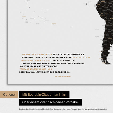 Weltkarte in Farbe Light Black mit eingedrucktem Zitat von Anthony Bourdain, das bei einer Personalisierung gegen ein beliebiges anderes Zitat ersetzt werden kann