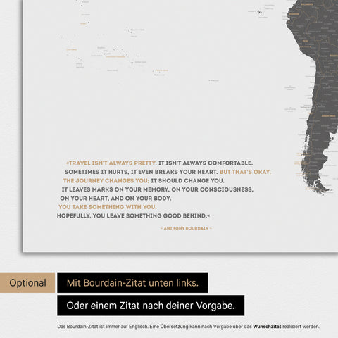 Weltkarte in Farbe Light Gray mit eingedrucktem Zitat von Anthony Bourdain, das bei einer Personalisierung gegen ein beliebiges anderes Zitat ersetzt werden kann