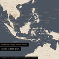 Ausschnitt einer magnetischen Weltkarte in Hale Navy (Dunkelblau-Gold) zeigt Karte von Asien, auf der Magnete Reiseziele markieren