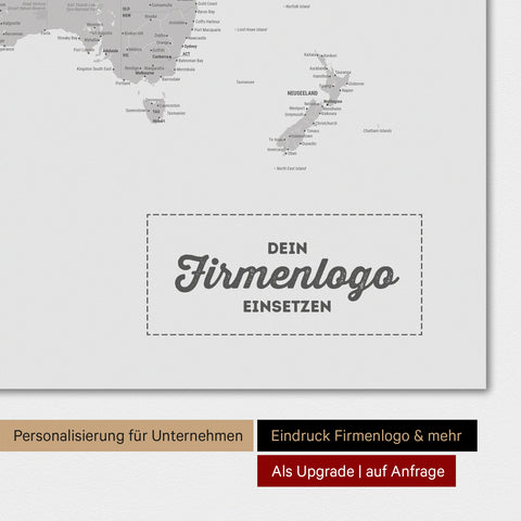 Weltkarte als Magnettafel in Hellgrau mit Eindruck eines Firmenlogos