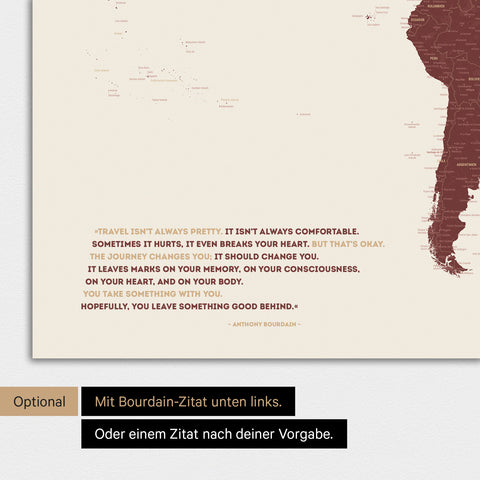 Magnetische Weltkarte in Bordeaux Rot mit eingedrucktem Zitat von Anthony Bourdain, das mit einer Personalisierung gegen ein anderes Zitat ersetzt werden kann