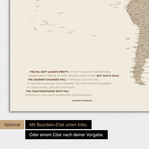 Magnetische Weltkarte in Desert Sand (Beige) mit eingedrucktem Zitat von Anthony Bourdain, das mit einer Personalisierung gegen ein anderes Zitat ersetzt werden kann