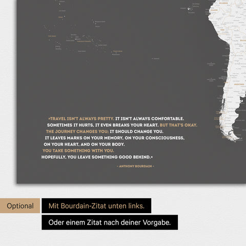 Magnetische Weltkarte in Dunkelgrau mit eingedrucktem Zitat von Anthony Bourdain, das mit einer Personalisierung gegen ein anderes Zitat ersetzt werden kann