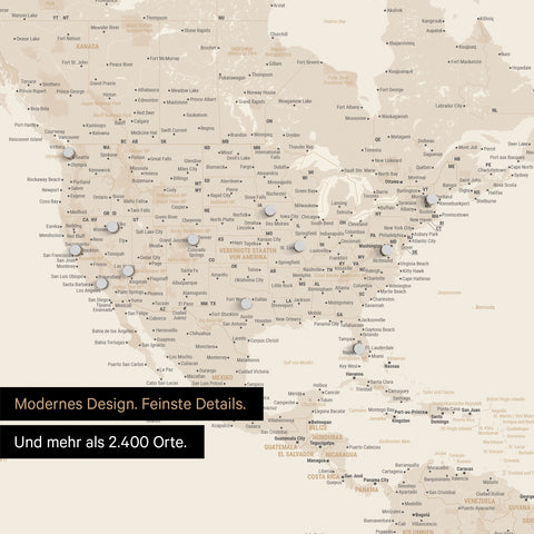 Pinnen von Reisezielen auf einer magnetischen Weltkarte als Magnetposter in Gold