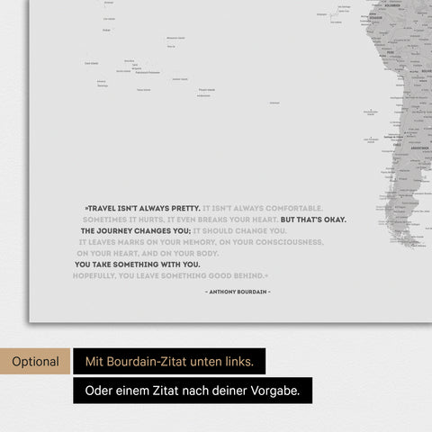 Magnetische Weltkarte in Hellgrau mit eingedrucktem Zitat von Anthony Bourdain, das mit einer Personalisierung gegen ein anderes Zitat ersetzt werden kann