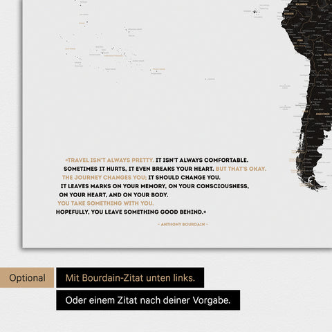 Magnetische Weltkarte in Weiß-Schwarz mit eingedrucktem Zitat von Anthony Bourdain, das mit einer Personalisierung gegen ein anderes Zitat ersetzt werden kann