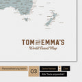 Magnetische Weltkarte in Multicolor Light mit Personalisierung als Logo im Vintage-Look